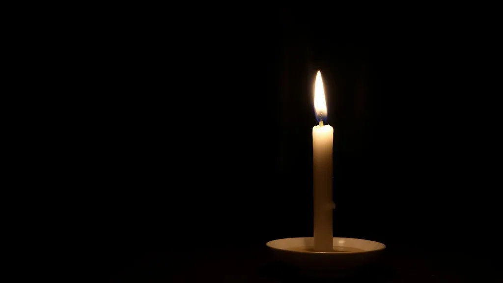 Dream symbol: white candles: scenarios: Dream of a White Candle Burning Brightly