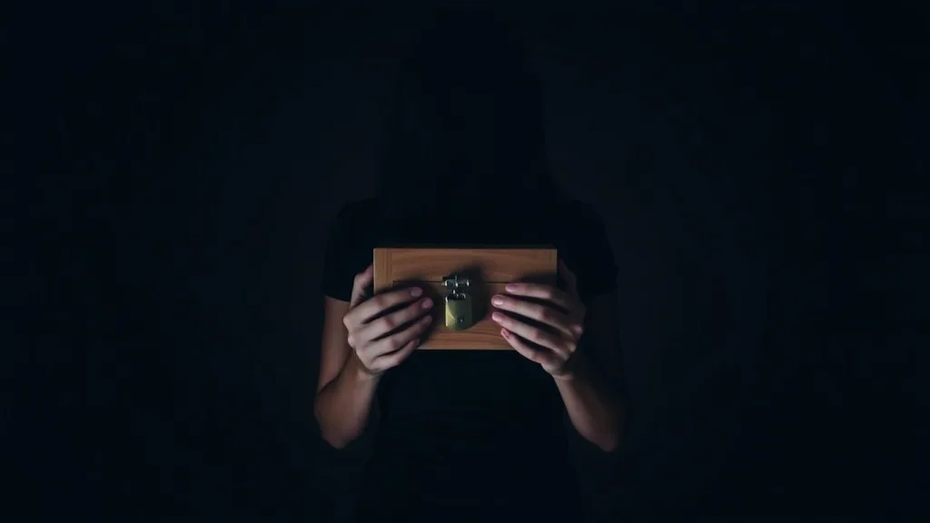 Dream symbol: locked box: scenarios: Dream of Hiding a Locked Box