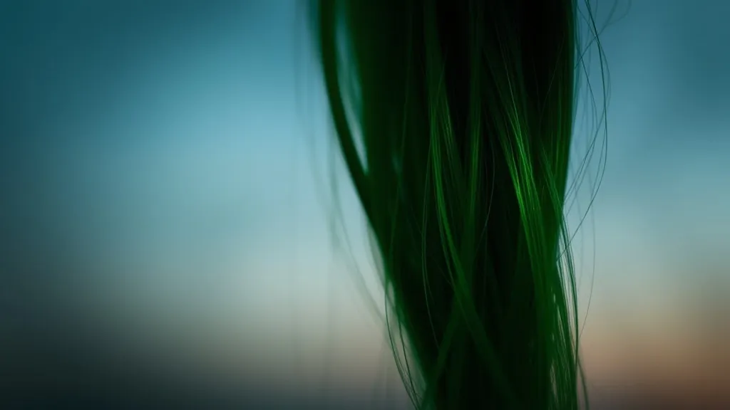 Green Hair in Dreams: Symbolism & Meaning
